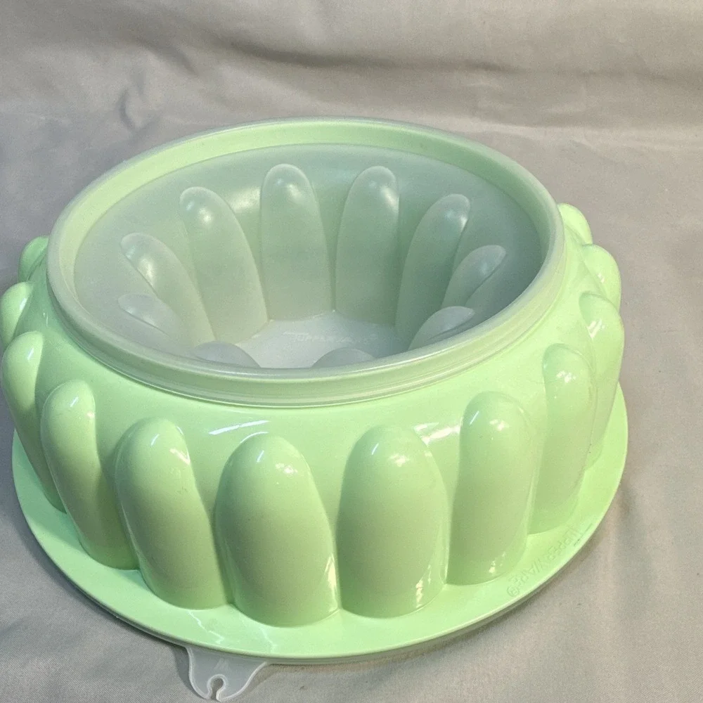 Vintage Tupperware Ring Jello Mold with Lid, 8 in Green Plastic, 1 Hole